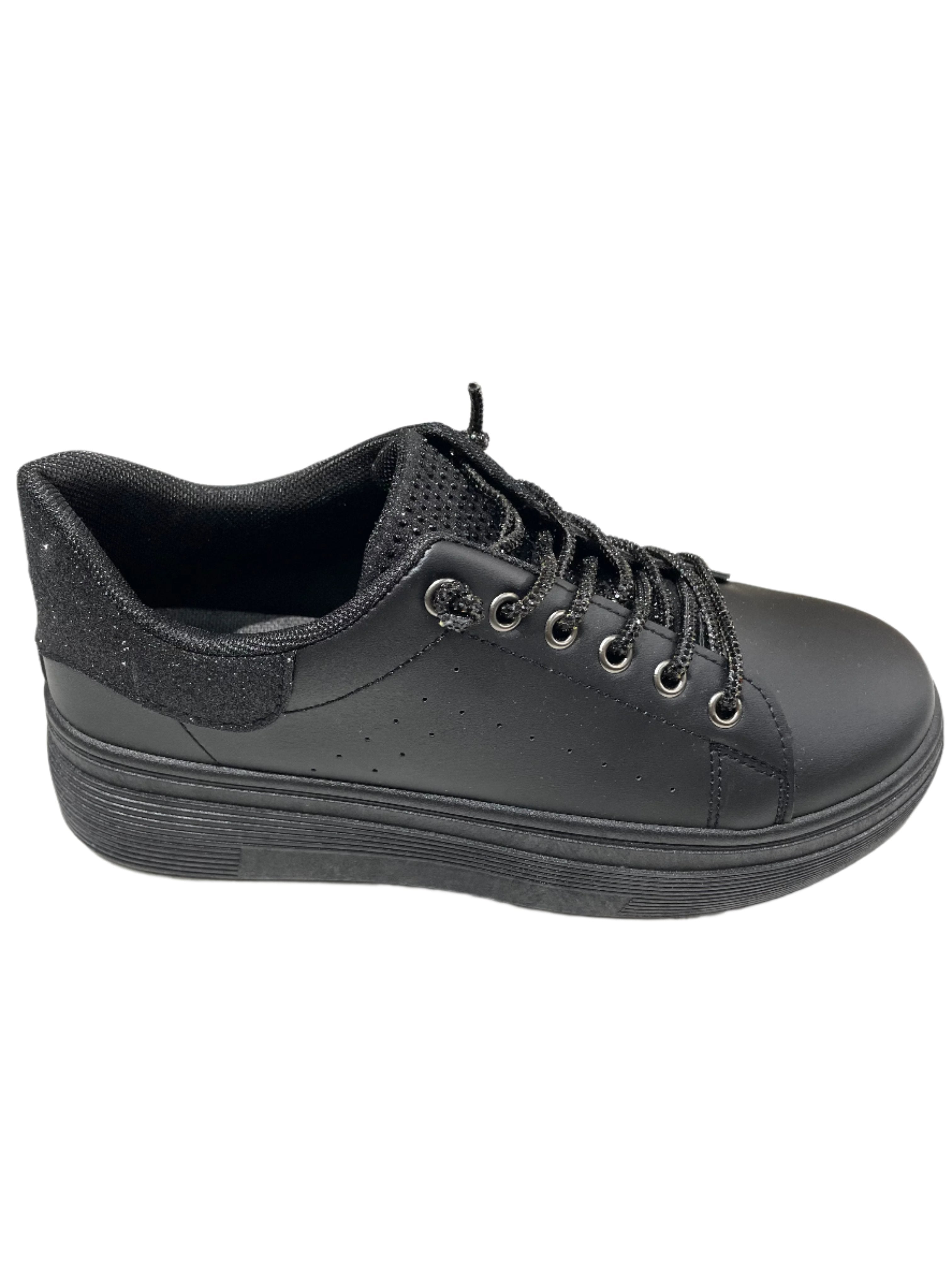 Sneakers total black